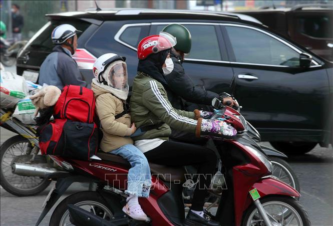 Người dân mang theo nhiều đồ đạc quay trở lại Hà Nội, chuẩn bị cho ngày làm việc sau kỳ nghỉ Tết dài ngày. Ảnh: Phạm Kiên – TTXVN
