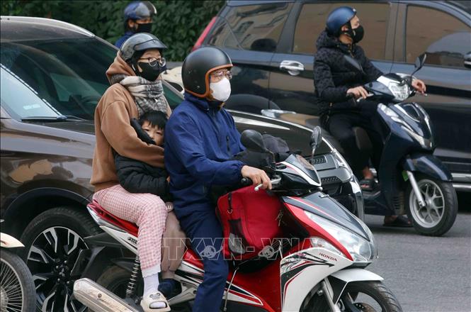 Người dân mang theo nhiều đồ đạc quay trở lại Hà Nội, chuẩn bị cho ngày làm việc sau kỳ nghỉ Tết dài ngày. Ảnh: Phạm Kiên – TTXVN
