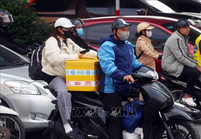 Người dân mang theo nhiều đồ đạc quay trở lại Hà Nội, chuẩn bị cho ngày làm việc sau kỳ nghỉ Tết dài ngày. Ảnh: Phạm Kiên – TTXVN
