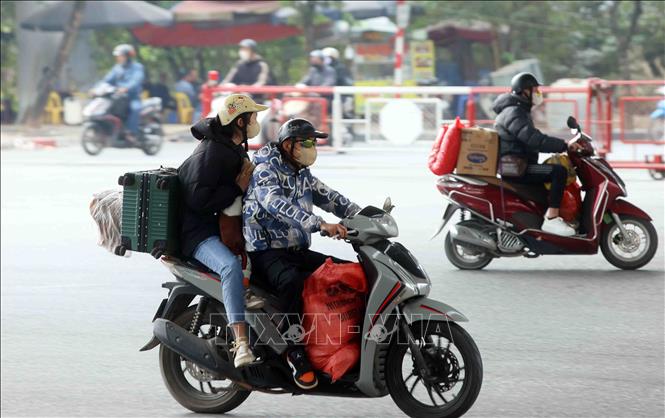 Người dân mang theo nhiều đồ đạc quay trở lại Hà Nội, chuẩn bị cho ngày làm việc sau kỳ nghỉ Tết dài ngày. Ảnh: Phạm Kiên – TTXVN
