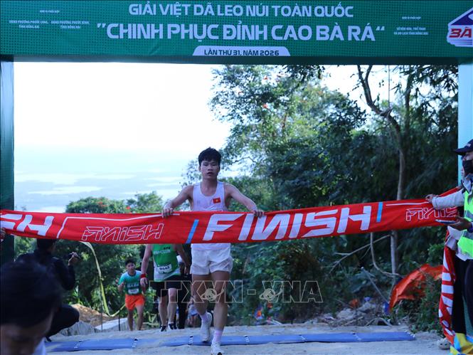 Vận động viên về đích tại đỉnh núi  Bà Rá. Ảnh: K GỬIH-TTXVN 
