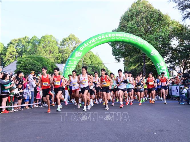 Vận động viên xuất phát “Chinh phục đỉnh cao Bà Rá”. Ảnh: K GỬIH-TTXVN 