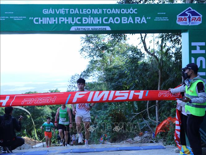 Vận động viên về đích tại đỉnh núi Bà Rá. Ảnh: K GỬIH-TTXVN 