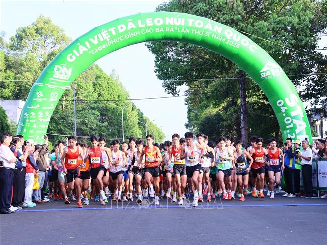 Vận động viên xuất phát “Chinh phục đỉnh cao Bà Rá”. Ảnh: K GỬIH-TTXVN 