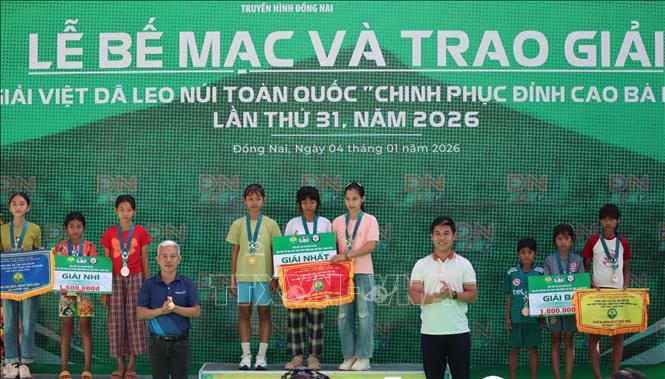 Vận động viên nhận giải thưởng “Chinh phục đỉnh cao Bà Rá” . Ảnh: K GỬIH-TTXVN 