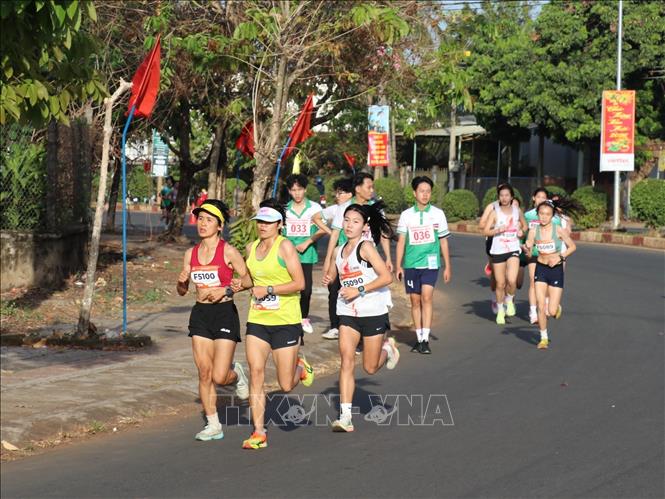 Vận động viên tranh tài đường chạy “Chinh phục đỉnh cao Bà Rá”. Ảnh: K GỬIH-TTXVN 