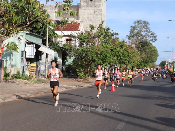 Vận động viên tranh tài đường chạy “Chinh phục đỉnh cao Bà Rá”. Ảnh: K GỬIH-TTXVN 