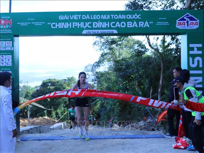 Vận động viên về đích tại đỉnh núi  Bà Rá. Ảnh: K GỬIH-TTXVN 