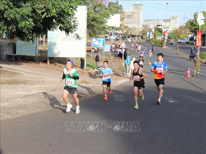 Vận động viên tranh tài đường chạy “Chinh phục đỉnh cao Bà Rá”. Ảnh: K GỬIH-TTXVN 