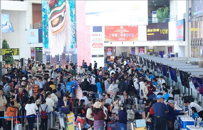 Đông nghẹt người làm thủ tục tại nhà ga nội địa T1 Cảng HKQT Nội Bài chiều 4/1. Ảnh: Quốc Khánh - TTXVN