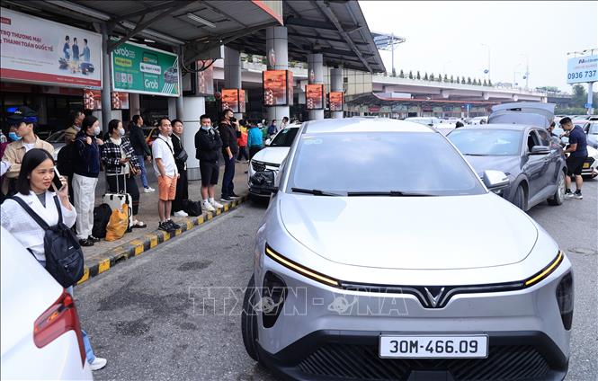 Dòng người chờ đợi phương tiện công cộng phía ngoài Cảng HKQT Nội Bài chiều 4/1. Ảnh: Quốc Khánh - TTXVN