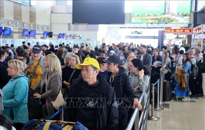 Đồng nghẹt người làm thủ tục tại nhà ga nội địa T1 Cảng HKQT Nội Bài chiều 4/1. Ảnh: Quốc Khánh - TTXVN