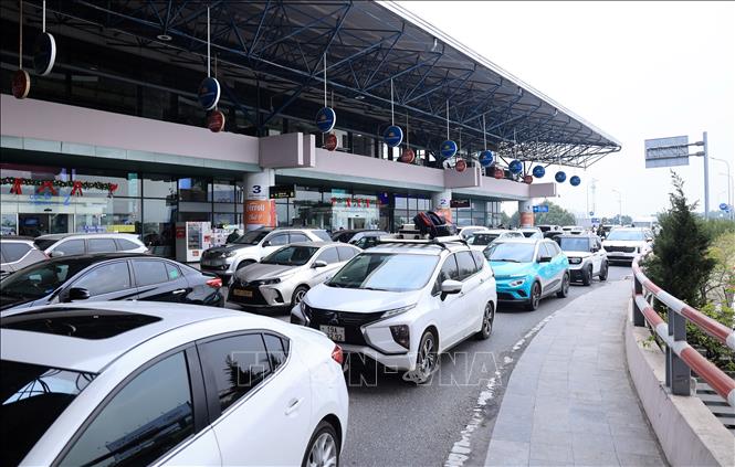 Phương tiện ùn tắc cục bộ tại đường lên nhà ga nội địa, chiều 4/1. Ảnh: Quốc Khánh - TTXVN
