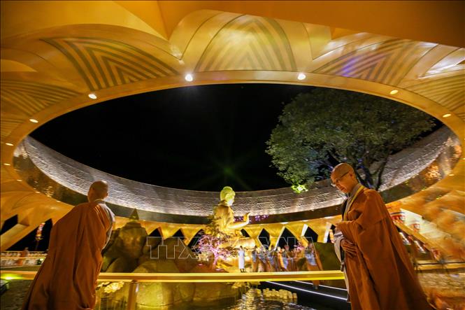 Không khí hành hương trang nghiêm của Tăng ni, Phật tử tại khu du lịch núi Bà Đen. Ảnh: Giang Phương – TTXVN