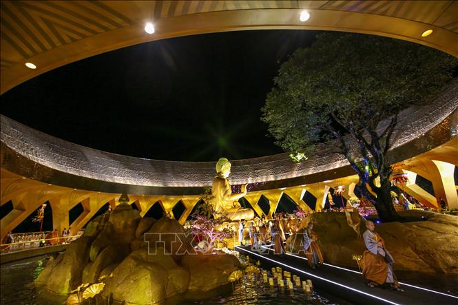 Tăng ni, Phật tử chiêm bái Tôn tượng Đức Phật Câu Na Hàm Mâu Ni. Ảnh: Giang Phương – TTXVN