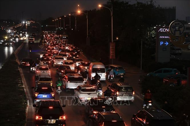 Tình trạng ùn ứ tại đường Cổ Linh hướng vào Thủ đô. Ảnh: Minh Quyết - TTXVN 