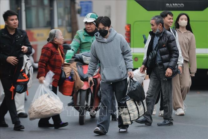 Người dân lỉnh kỉnh đồ đạc trở lại Thủ đô sau kỳ nghỉ 4 ngày. Ảnh: Minh Quyết - TTXVN