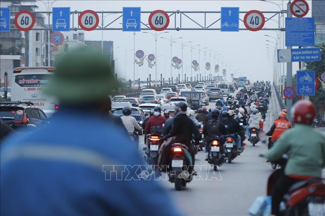 Mật độ phương tiện tăng dần hướng cầu Vĩnh Tuy vào nội thành Hà Nội. Ảnh: Minh Quyết - TTXVN