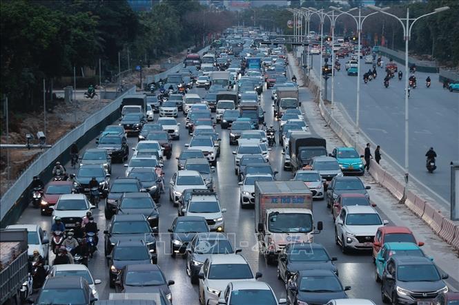 Mật độ phương tiện tăng dần hướng cầu Vĩnh Tuy vào nội thành Hà Nội. Ảnh: Minh Quyết - TTXVN