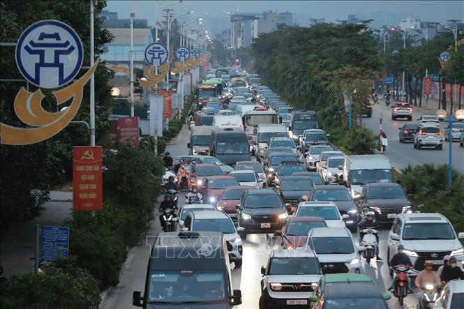 Tình trạng ùn ứ tại đường Cổ Linh hướng vào Thủ đô. Ảnh: Minh Quyết - TTXVN 