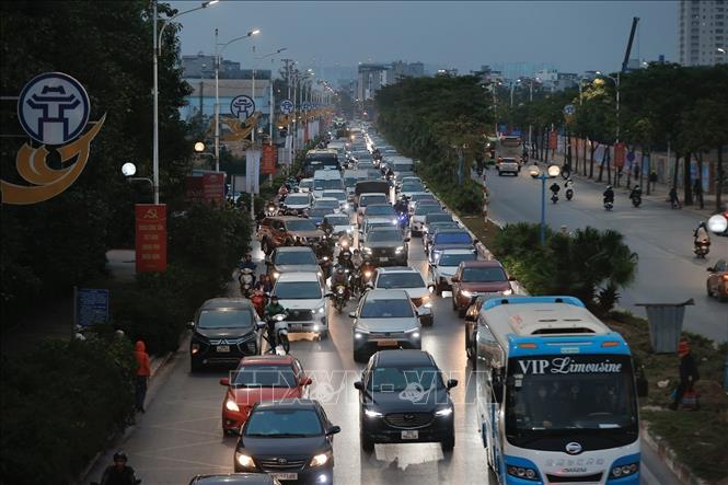 Tình trạng ùn ứ tại đường Cổ Linh hướng vào Thủ đô. Ảnh: Minh Quyết - TTXVN 