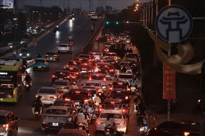 Tình trạng ùn ứ tại đường Cổ Linh hướng vào Thủ đô. Ảnh: Minh Quyết - TTXVN 