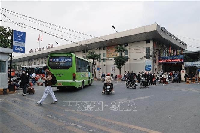 Người dân lỉnh kỉnh đồ đạc trở lại Thủ đô sau kỳ nghỉ 4 ngày. Ảnh: Minh Quyết - TTXVN