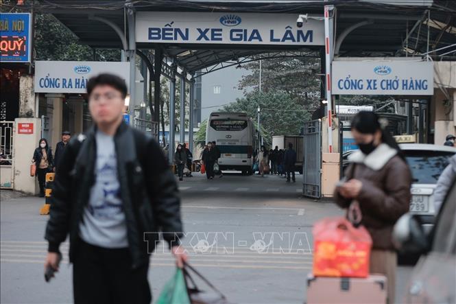 Người dân lỉnh kỉnh đồ đạc trở lại Thủ đô sau kỳ nghỉ 4 ngày. Ảnh: Minh Quyết - TTXVN