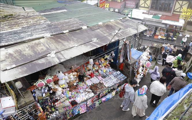Những hình ảnh chưa đẹp còn tồn tại tại khu vực Nhà thờ đá Tam Đảo. Ảnh: Hoàng Hùng – TTXVN
