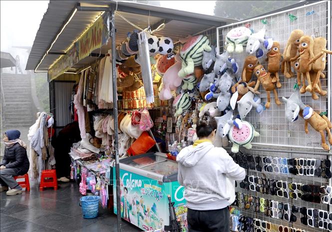 Quầy bán đồ lưu niệm tại lối lên xuống Nhà thờ Tam Đảo gây lộn xộn và mất mĩ quan. Ảnh: Hoàng Hùng -TTXVN. Ảnh: Hoàng Hùng – TTXVN