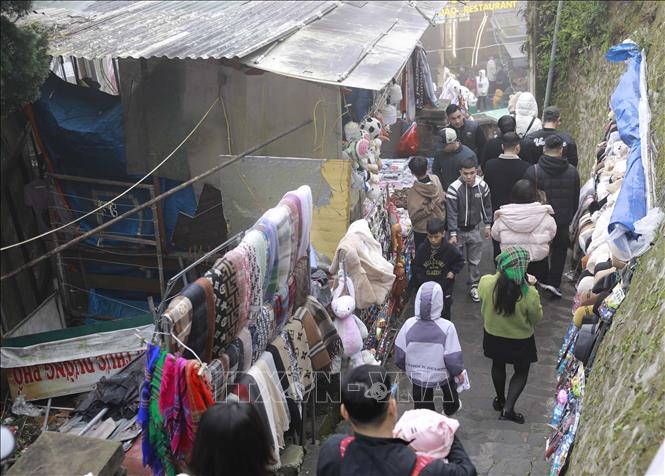 Lối lên xuống Nhà thờ Tam Đảo bày bán hàng lưu niệm gây cản trở và ảnh hưởng đến trải nghiệm của du khách. Ảnh: Hoàng Hùng – TTXVN