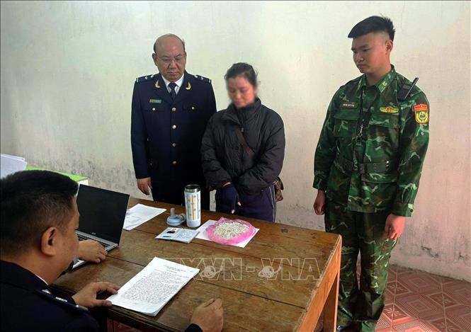 Cơ quan chức năng lấy lời khai của đối tượng Nguyễn Thị Nhài (đứng giữa), sinh năm 1987 (trú tại khu Hải Hòa 3, phường Móng Cái 1, tỉnh Quảng Ninh) 