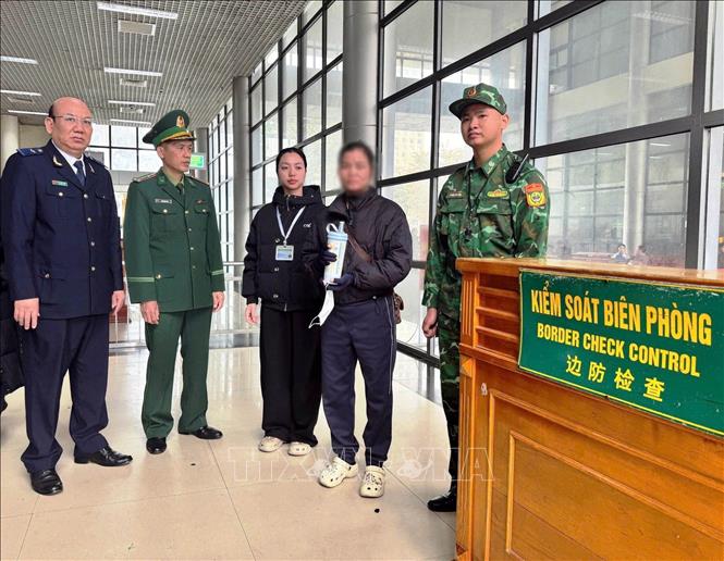 Đối tượng Nguyễn Thị Nhài (thứ 2 từ phải sang), sinh năm 1987 (trú tại khu Hải Hòa 3, phường Móng Cái 1, tỉnh Quảng Ninh) bị bắt quả tang tại bục kiểm soát Biên phòng, Đồn Biên phòng cửa khẩu Quốc tế Móng Cái 