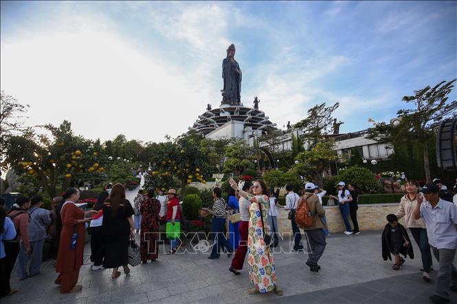 Visitors at Ba Den mountain tourism site. VNA Photo: Giang Phương 
