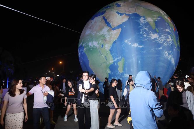 Du khách check in với các tiểu cảnh độc đáo tại phố đi bộ Đà Nẵng. Ảnh: Trần Lê Lâm - TTXVN 