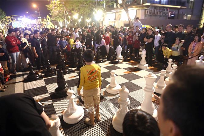 Người dân, du khách tham gia các hoạt động vui chơi giải trí tại tuyến phố đi bộ Đà Nẵng. Ảnh: Trần Lê Lâm - TTXVN 