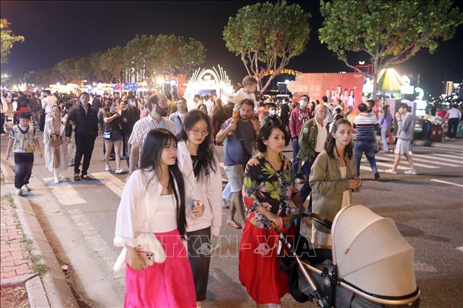 Khách du lịch nước ngoài tham quan dạo chơi tại các điểm công cộng ở Đà Nẵng. Ảnh: Trần Lê Lâm - TTXVN 