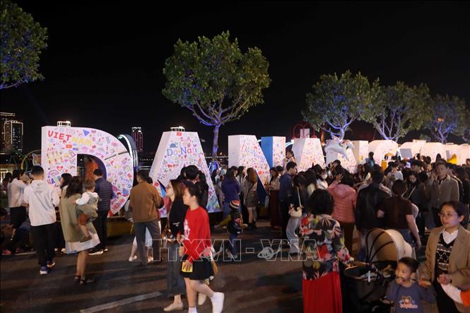 Khách du lịch tham quan dạo chơi trên tuyến phố đi bộ Đà Nẵng. Ảnh: Trần Lê Lâm - TTXVN 