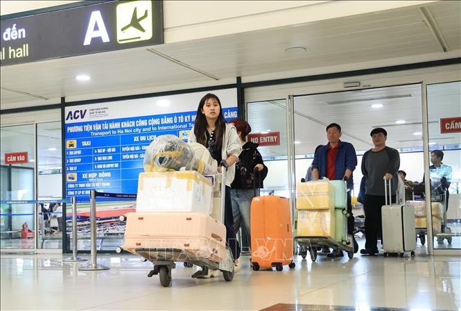 Passengers at the arrival terminal of Noi Bai International Airport. VNA Photo: Quốc Khánh