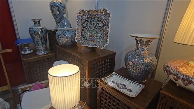 Mọi vật dụng gia đình đều có thể được người Algeria chế tác từ vật liệu céramique. Ảnh: Nguyễn An - CQTT Algiers