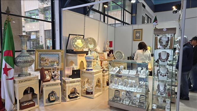 Một cửa hàng trưng bày đồ céramique cao cấp ở thủ đô Algiers. Ảnh: Nguyễn An - CQTT Algiers