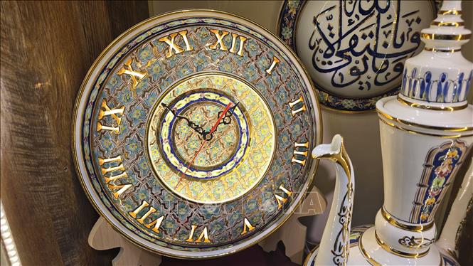 Một chiếc đồng hồ làm từ Céramique. Ảnh: Nguyễn An - CQTT Algiers