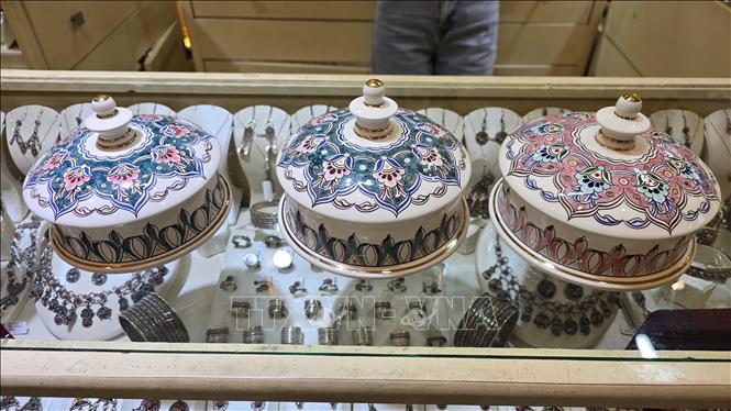 Bộ vật dụng đựng gia vị trong bếp bằng Céramique cao cấp. Ảnh: Nguyễn An - CQTT Algiers