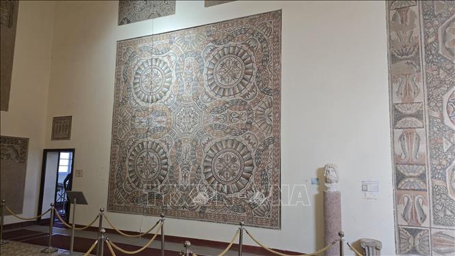 Céramique có mặt tại Algeria từ thời cổ xưa. Đây là một nền nhà La Mã được phục dựng tại một khu di tích Tỉnh Batna . Ảnh: Nguyễn An - CQTT Algiers