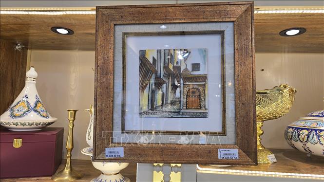 Nhiều bức tranh nghệ thuật ở Bắc Phi và Algeria làm bằng céramique. Ảnh: Nguyễn An - CQTT Algiers