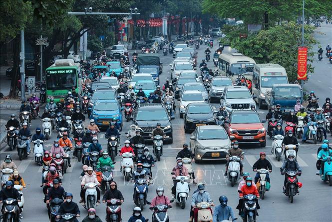 Từ sớm 5/1, lưu lượng người và phương tiện di chuyển trên các tuyến phố Hà Nội đã trở nên đông đúc khi mọi người quay trở lại cuộc sống thường nhật. Ảnh: Hoàng Hiếu - TTXVN