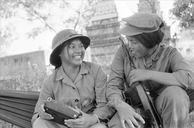 Hai nữ chiến sĩ Việt Nam và Campuchia sát cánh bên nhau. Ảnh: TTXVN