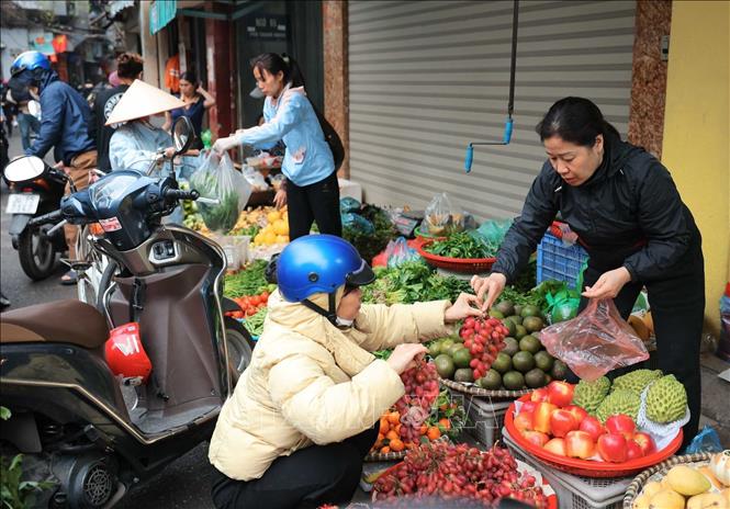 Sáng 5/1, các chợ đông đúc trở lại sau kỳ nghỉ lễ kéo dài 4 ngày dịp Tết Dương lịch 2026. Ảnh: Hoàng Hiếu - TTXVN