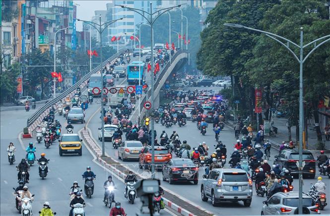 Từ sớm 5/1, đường phố Hà Nội đã trở nên đông đúc khi mọi người quay trở lại cuộc sống thường nhật. Ảnh: Hoàng Hiếu - TTXVN