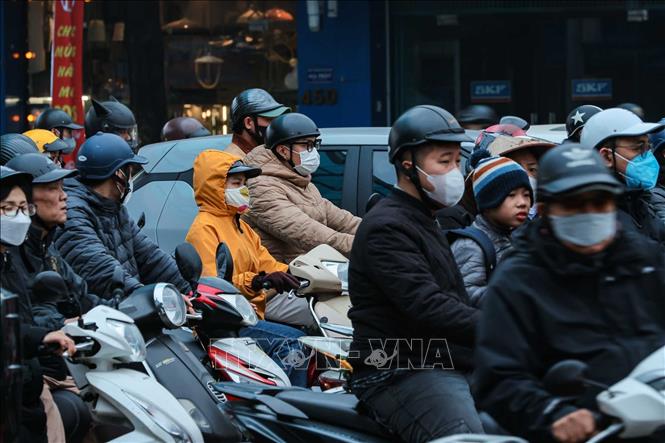 Từ sớm 5/1, đường phố Hà Nội đã trở nên đông đúc khi mọi người quay trở lại cuộc sống thường nhật. Ảnh: Hoàng Hiếu - TTXVN